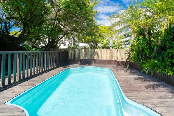 Área externa e piscina do Jurerê Loft