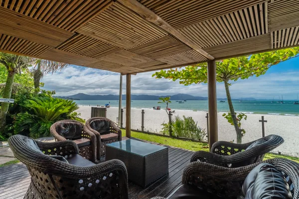 Área de lazer com vista panorâmica para o mar