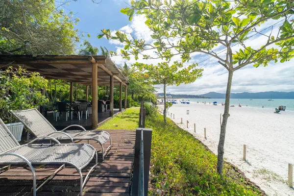 Espreguiçadeiras na área externa com vista para o mar