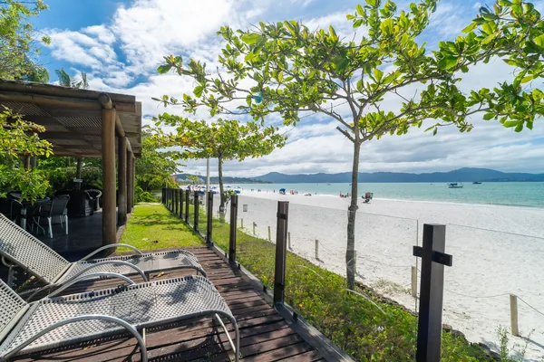 Jardim com trilha e vista para o mar em Jurerê