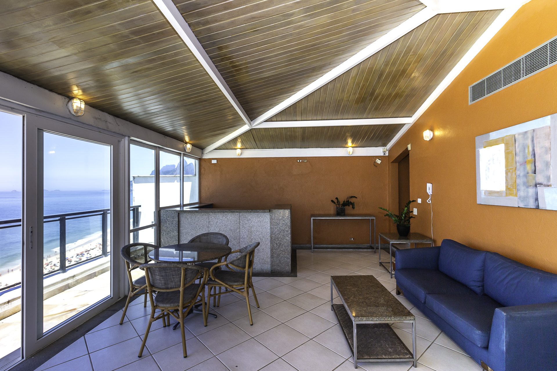 Living room with sea view towards Dois Irmãos — apartment 503 in Ipanema