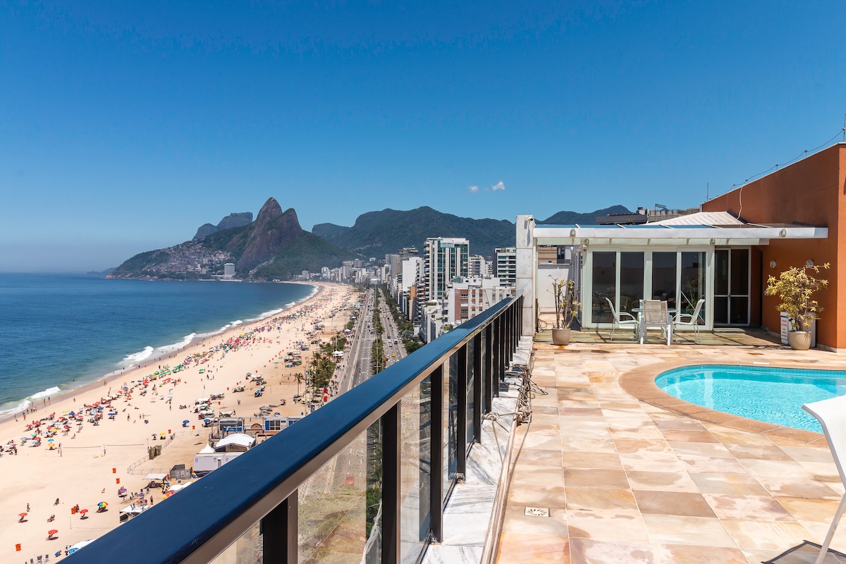 Building rooftop pool overlooking Ipanema beach — apartment 703, Entreorlas