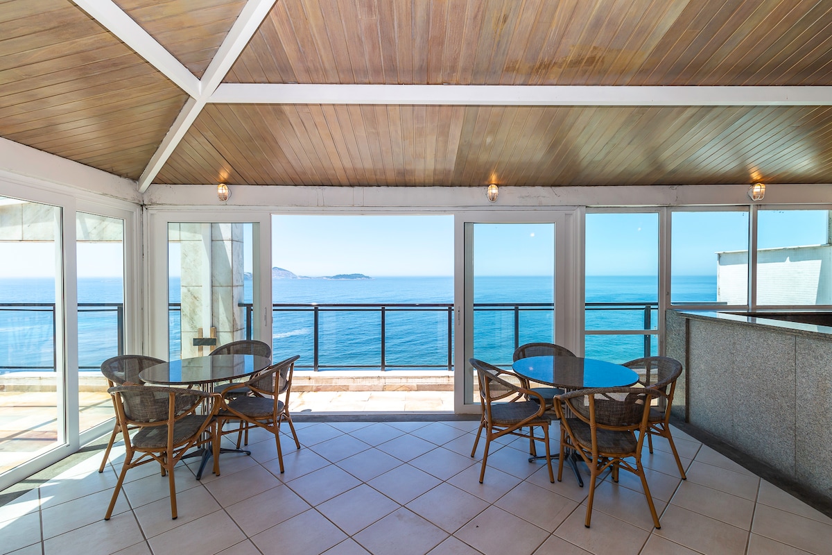 Ocean-view veranda prepared for guests — Entreorlas concierge service