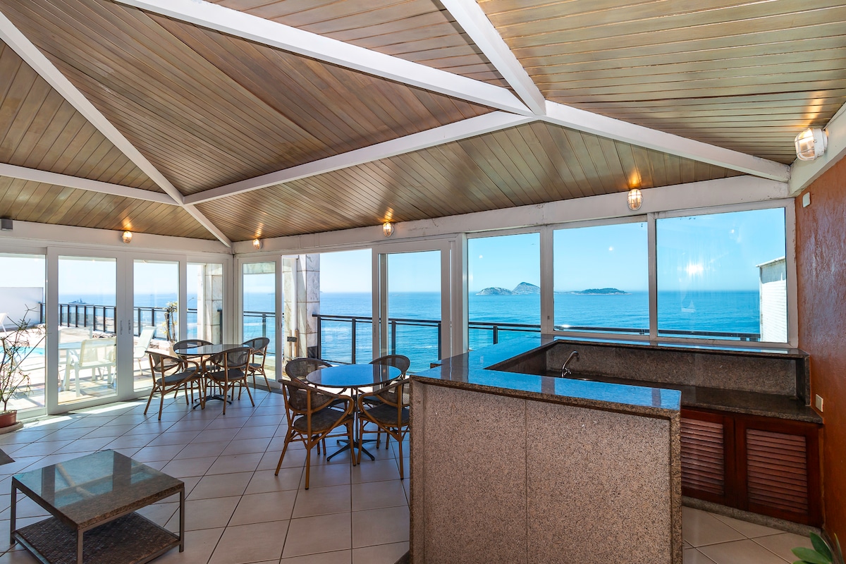Rooftop lounge prepared for guests — Entreorlas Private Concierge