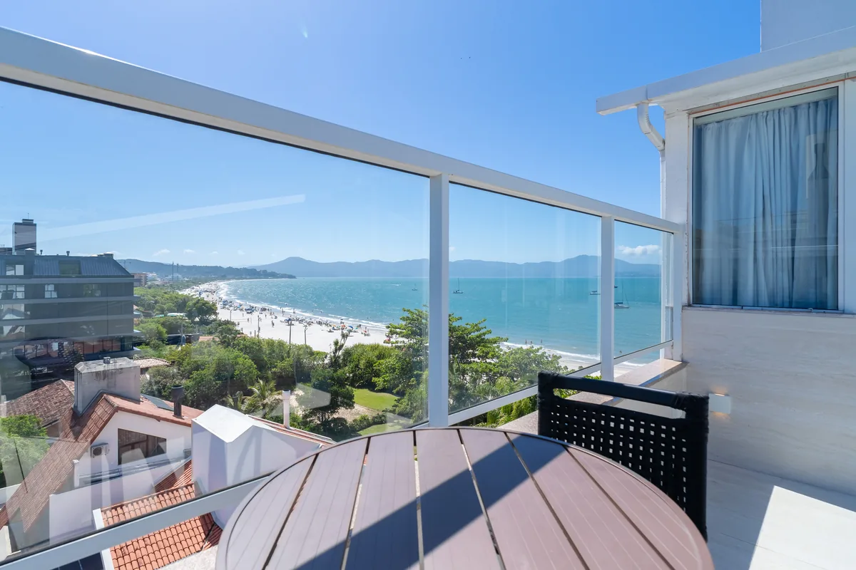 Interior moderno do Loft 52 com varanda e vista para o mar de Jurerê