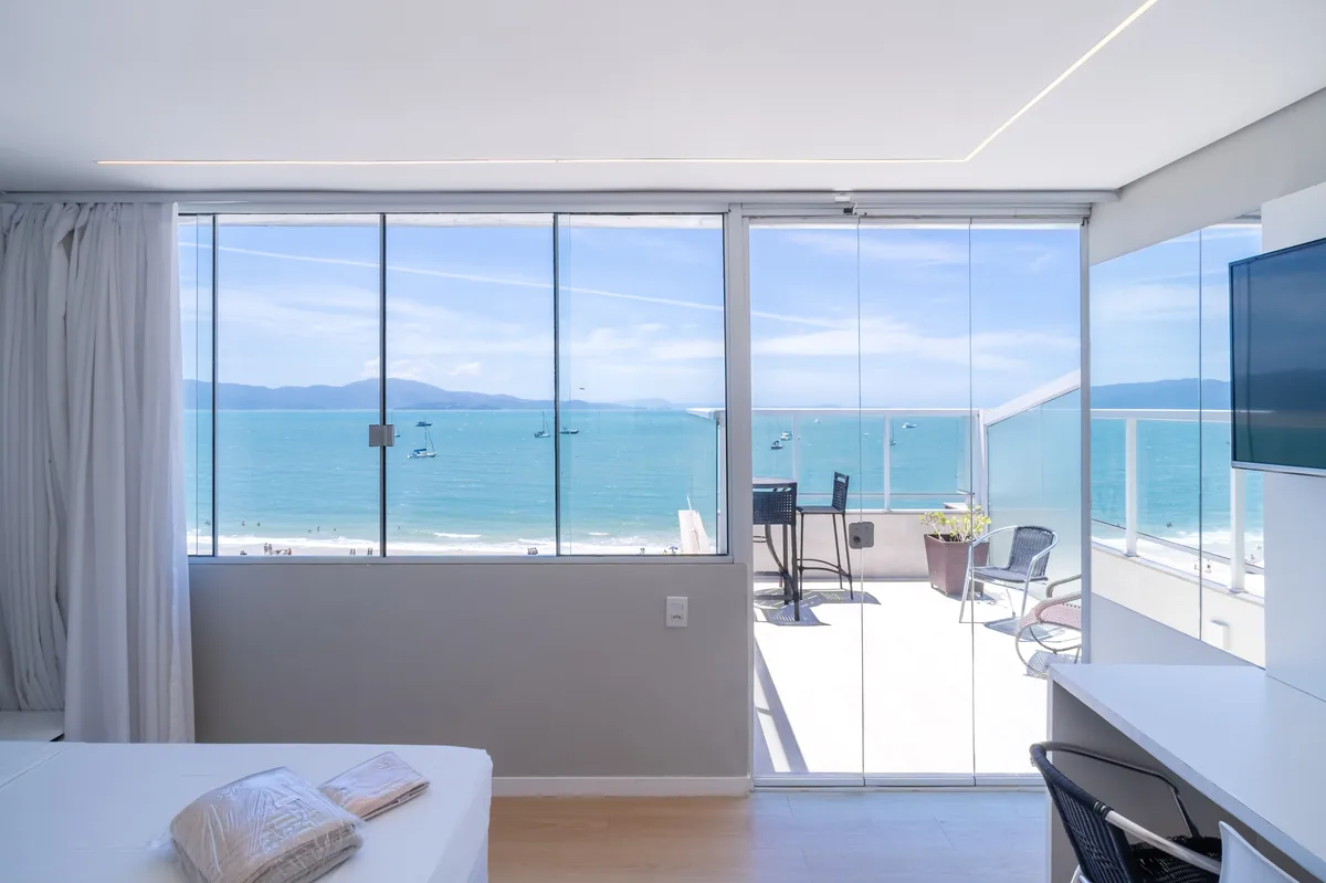 Vista frontal para o mar a partir do Loft 54 em Jurerê, o mais avaliado
